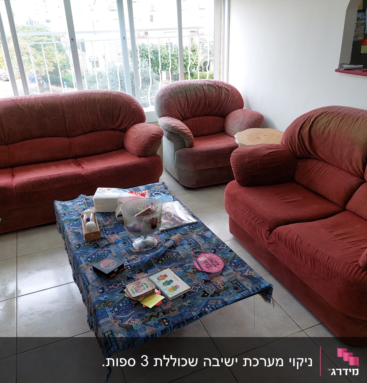 ספות אדומות בחדר עם שולחן מכוסה מפה